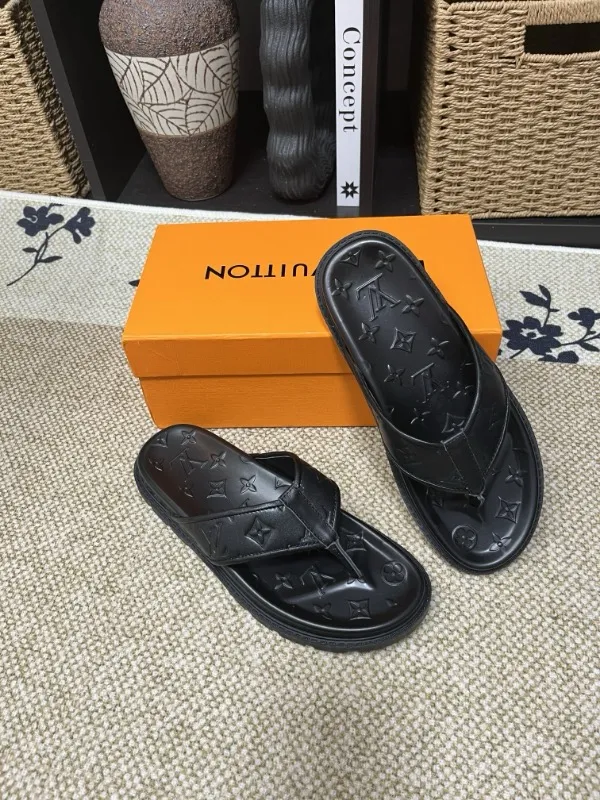 P270🏆Louis Vuitton 🏆[Louis Vuitton] Spring/Summer 2025 [Men's Flip Flops] 🎯🎯As an active family in the fashion industry ⭐ Lv is characterized by bold innovation ⚡Create this casual business style for Chinese fashionable men ✨The fabric is made of imported high-grade cowhide 🔥 Clean and neat ⚡Fashionable and elegant🌹Breathable, sweat-absorbent and deodorant👈So luxurious, high-end and domineering. 👍Must be sold if you repost the picture. Number of yards: 38--46. Color: 🎉 For large quantities. Welcome to repost.